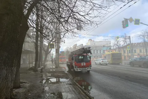 В Ярославле горит расселенный дом на проспекте Октября