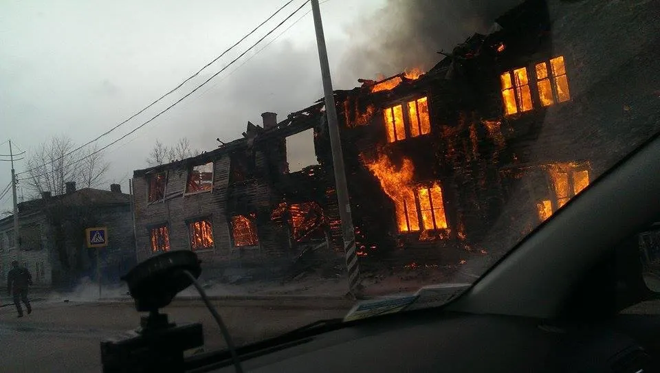 В центре Переславля горит двухэтажный деревянный дом