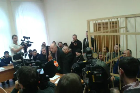 Известные горожане c транспарантами пришли поддержать мэра Рыбинска Ярославской области. С фото