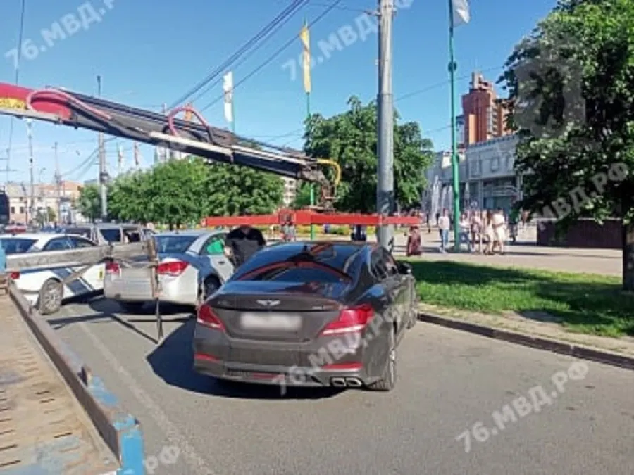 В центре Ярославля эвакуировали неправильно припаркованные автомобили
