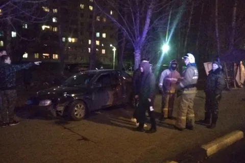 В Ярославле легковой автомобиль снес новую остановку 