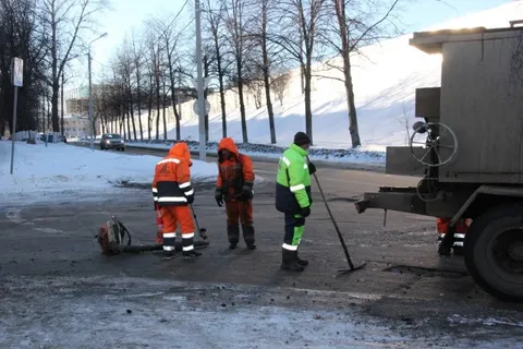 На улице Терешковой в Ярославле провели аварийно-ямочный ремонт
