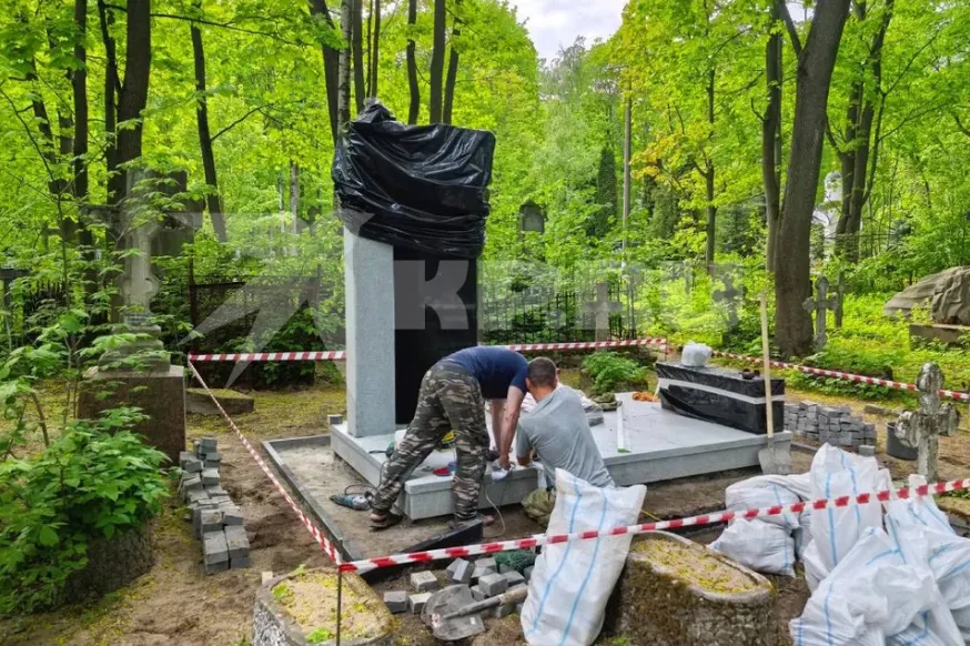 В Санкт-Петербурге начали установку памятника экс-министру Старовойту