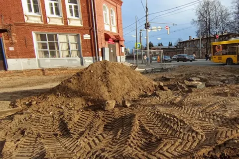 Пешеходы в центре Ярославля вынуждены идти по проезжей части