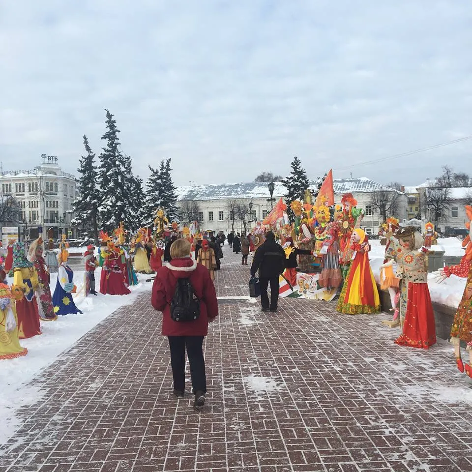 В центре Ярославля открыли выставку масленичных кукол