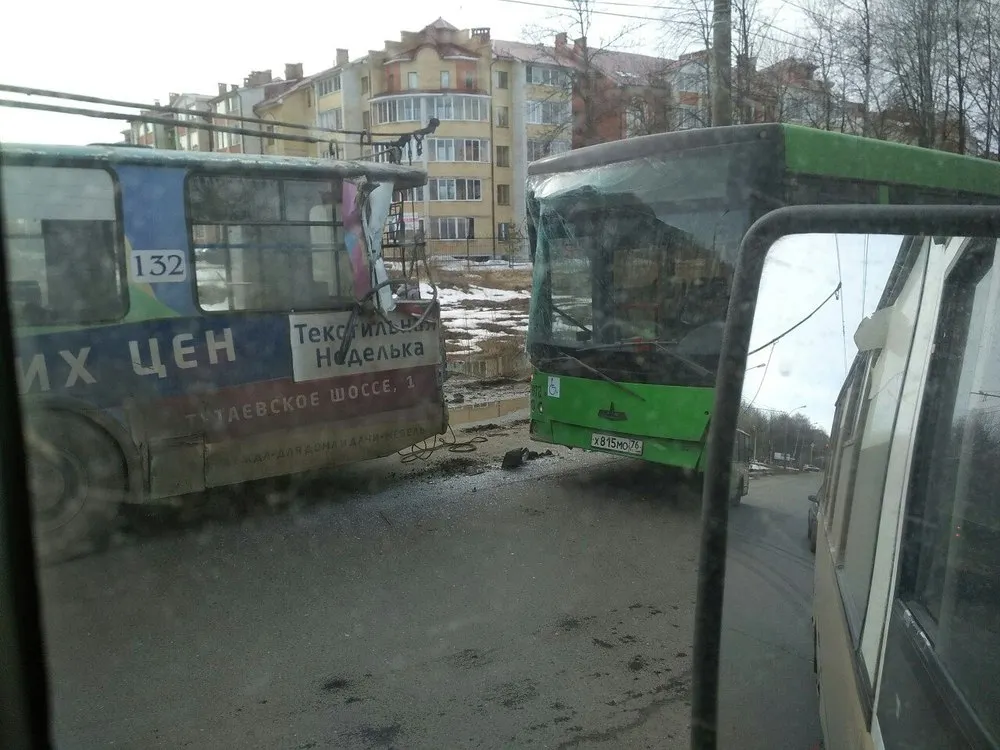 В Ярославле автобус врезался в троллейбус