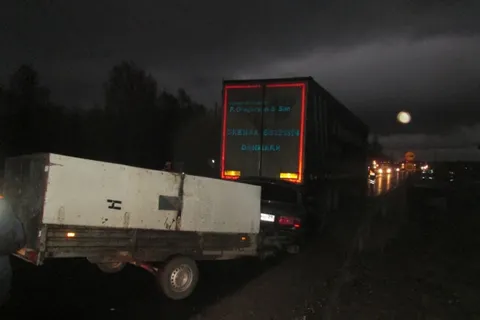 В Ярославской области на дороге столкнулись легковушка и фура