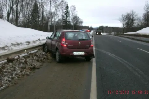 В Ярославской области авто-леди врезалась в отбойник