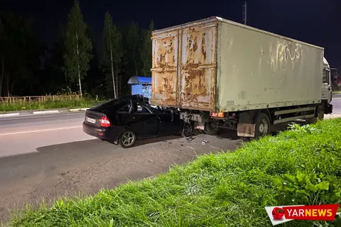 В Ярославле легковушка врезалась в припаркованный грузовик