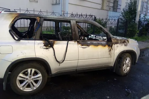 В Ярославле среди бела дня сгорел припаркованный дорогой автомобиль