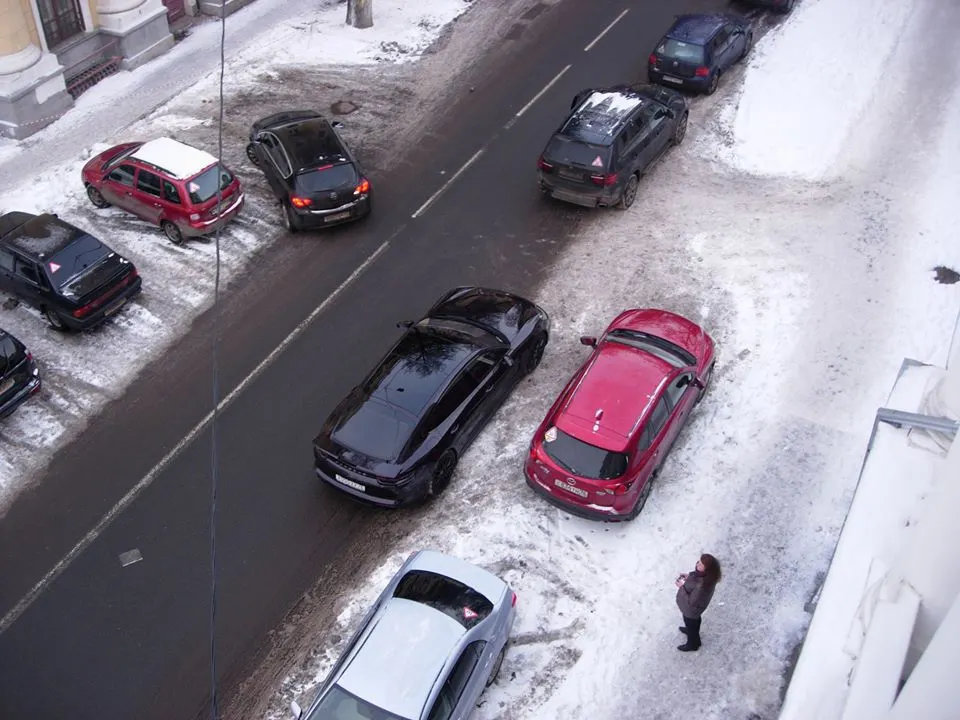 Депутат на  Porsche перегородил улицу в центре Ярославля