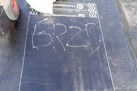 В Ярославле ищут вандалов, испортивших подготовленные для капремонта материалы