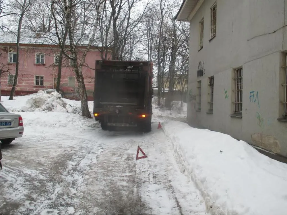 В Ярославле школьница получила ушиб от мусоровоза