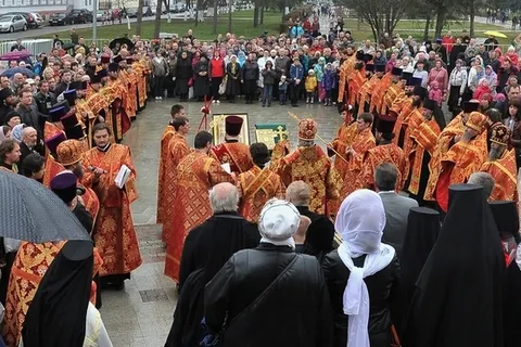 В Ярославль прибыл благодатный огонь. Фоторепортаж