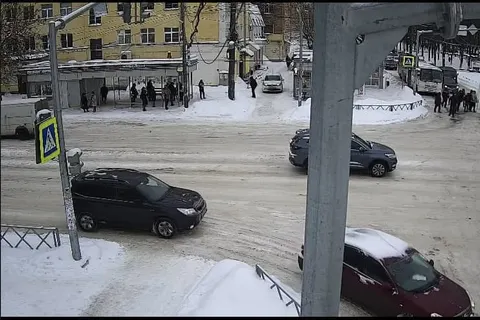 В Ярославле из-за неубранных дорог автобус заблокировал проспект Ленина