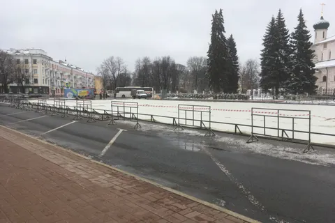 На Советской площади Ярославля начался монтаж новогоднего катка