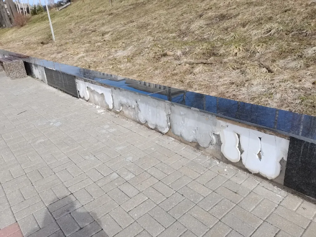 В поселке под Ярославлем разваливается отремонтированная мрамором набережная