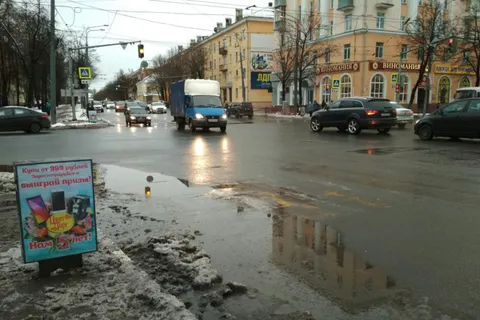 Жители Ярославля тонут в лужах на остановках и переходах: почему