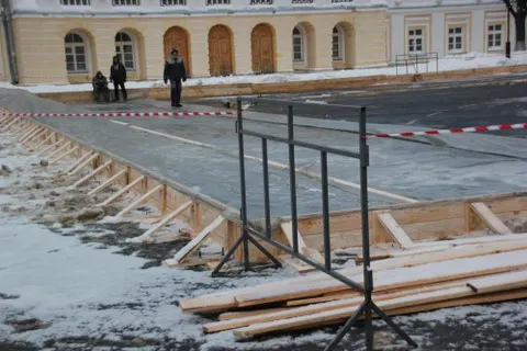 На Советской площади в Ярославле начали обустраивать каток