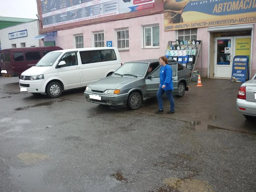 В Ярославле на Вспольинском поле ВАЗ наехал задним ходом на пешехода