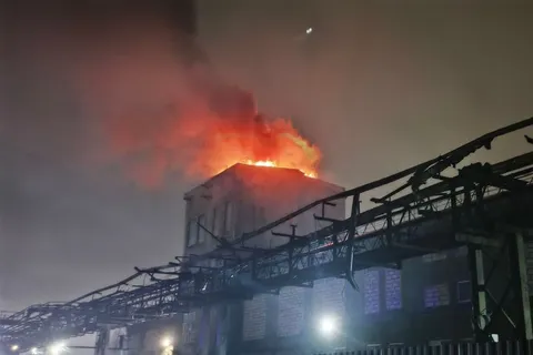 В Ярославле горела крыша бывшего завода «Лакокраска»