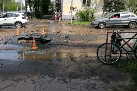 В Ярославле из-под земли забил гигантский фонтан: видео