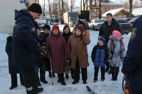 Жители пострадавшего от взрыва дома в Ярославле встретились со спасателями