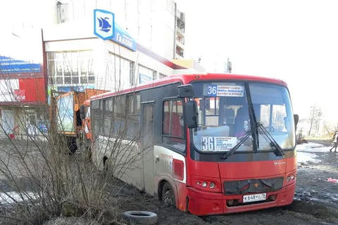 В Ярославле мусоровоз вытащил застрявшую в грязи маршрутку: фото