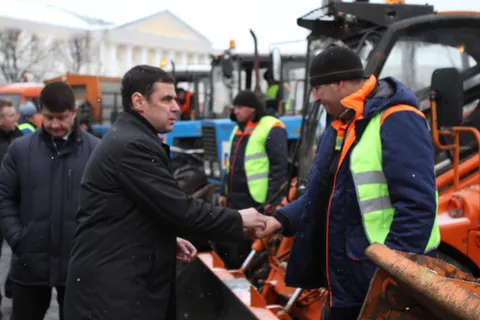 В Ярославле водителям вручили ключи от пятнадцати снегоуборочных машин