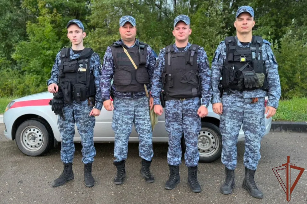 Ярославские росгвардейцы помогли упавшей с недостроя девочке