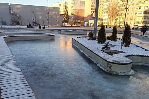Новый ярославский сквер заливают под каток