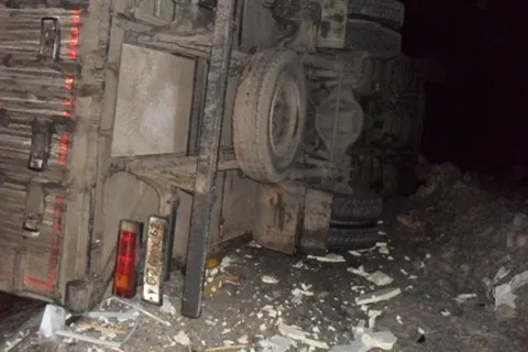 В Первомайском районе опрокинулась фура