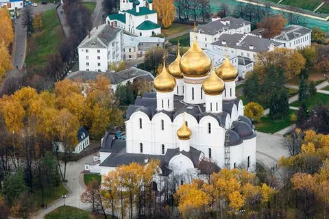 Над Ярославской областью начались полеты двухместного итальянского самолета
