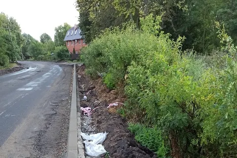 В Ярославле автобусную остановку ставят у входа в частный дом
