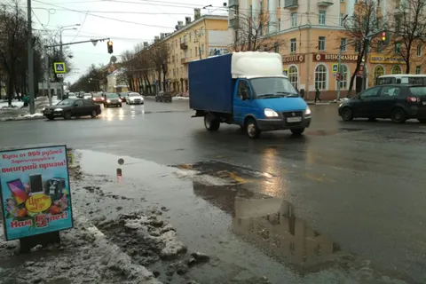 Жители Ярославля тонут в лужах на остановках и переходах: почему