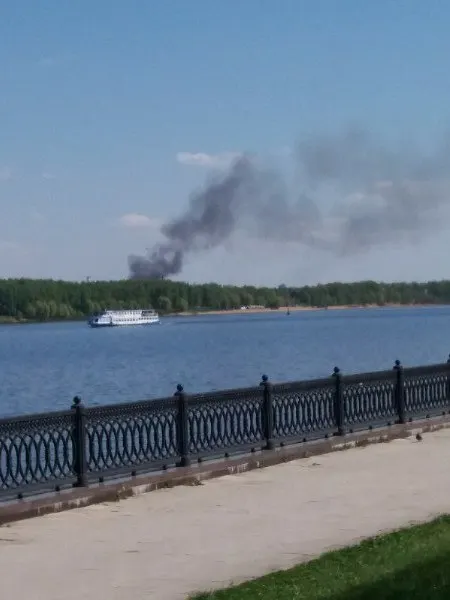 Густой черный дым из-за Волги напугал ярославцев