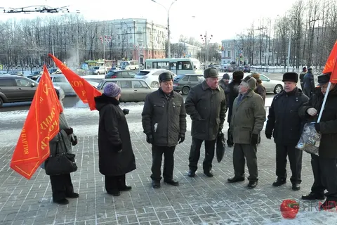В Ярославле коммунисты возложили цветы к памятнику Ленину. Фоторепортаж