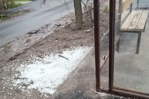В Ярославле вандалы разнесли остановку общественного транспорта