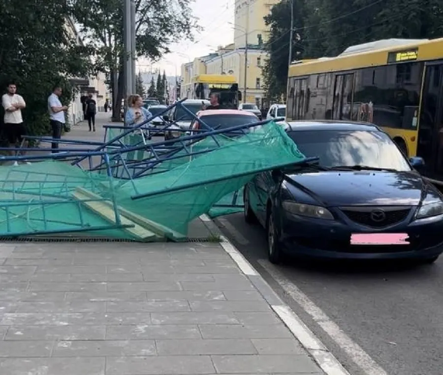 В центре Ярославля строительные леса рухнули на автомобиль