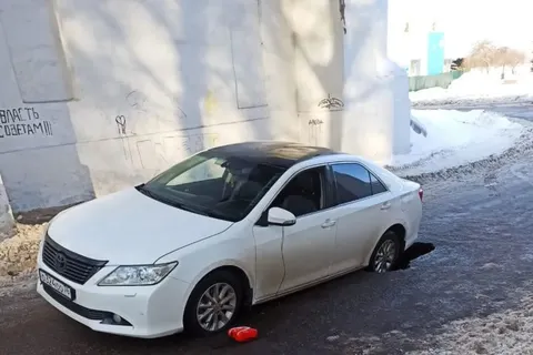 В Ярославле у Речного вокзала провалилась машина