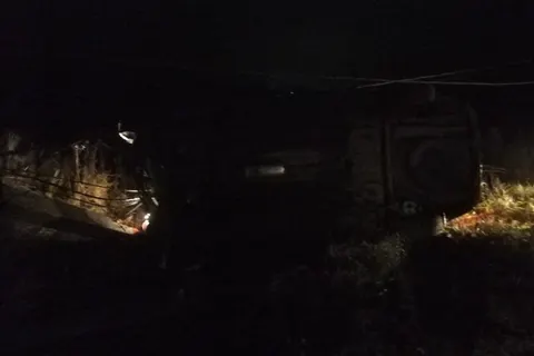 Возле кафе в Ярославской области опрокинулась иномарка