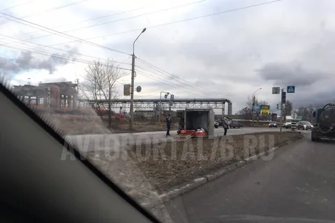 В Ярославле на улице Промышленной перевернулась «ГАЗель»: видео