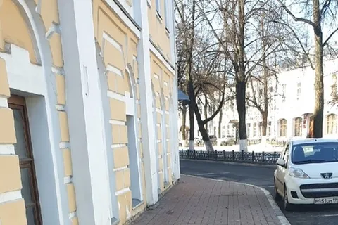 В центре Ярославля на головы людей падают кирпичи