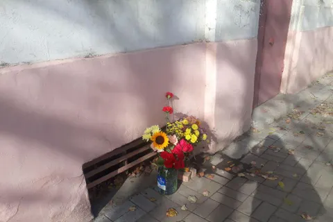 Ярославцы несут цветы к дому, где жил Борис Немцов