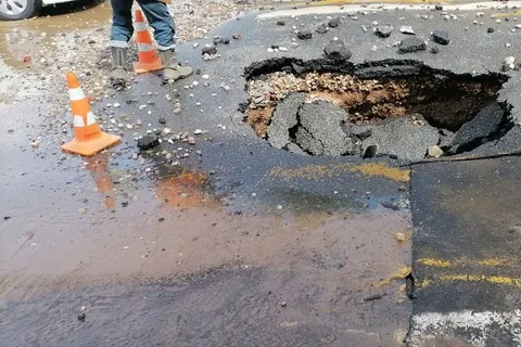 В Ярославле из-под земли забил гигантский фонтан: видео