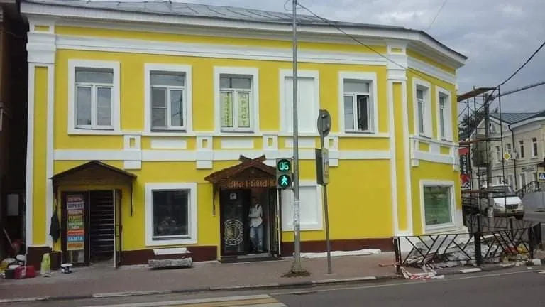В Переславле историческое здание красят в ярко-желтый цвет