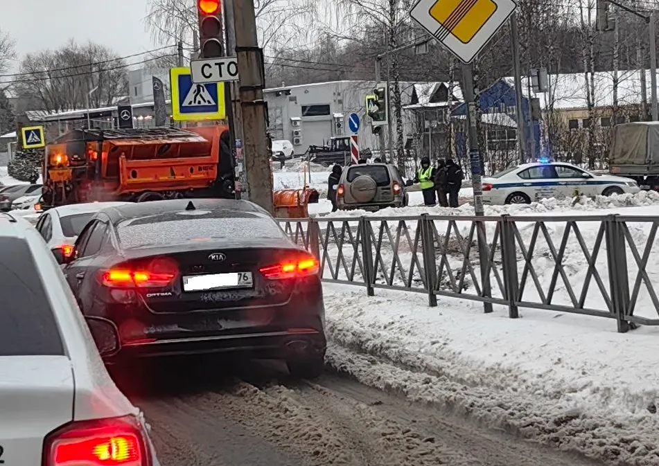В Ярославле снегоуборочный автомобиль попал в ДТП