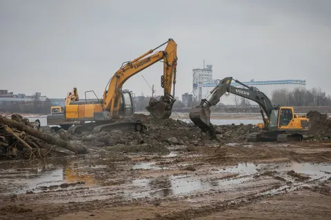 Со дна Волги в Рыбинске вывезли 160 тонн советского бетона