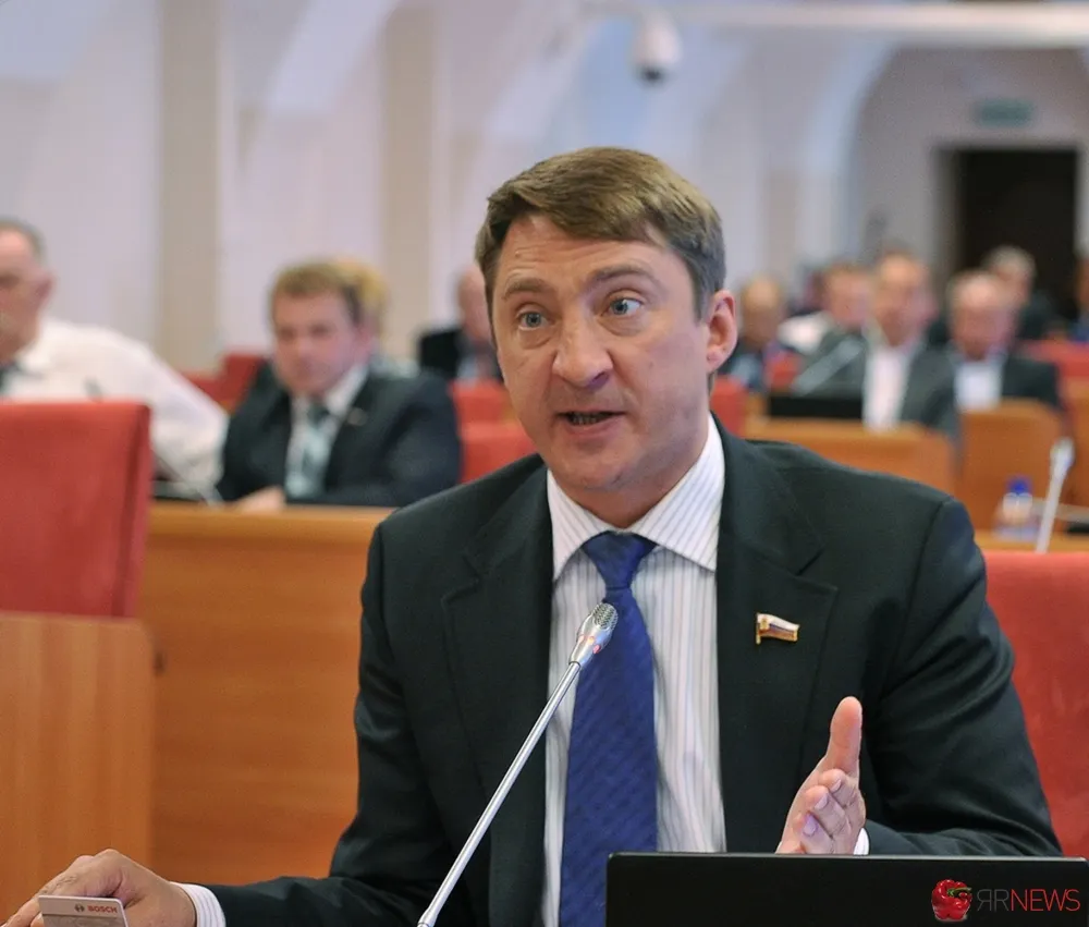 Депутат Ярославской областной Думы Владимир Тихомиров строительство бани в Борисоглебском районе почему-то увязал с борьбой с алкоголем. Фото с заседания Думы