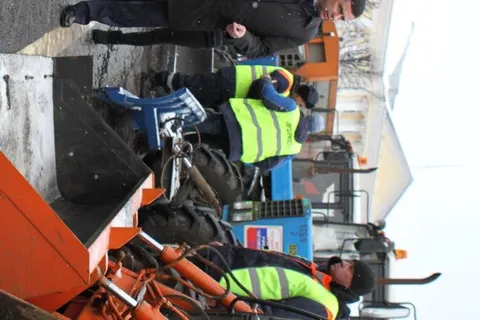 В Ярославле водителям вручили ключи от пятнадцати снегоуборочных машин